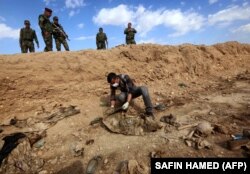 از ژوئن ۲۰۱۴ تاکنون در مناطقی که قبلاً تحت کنترل گروه داعش بوده، از جمله سنجار، حداقل ۸۳ گور جمعی کشف شده است
