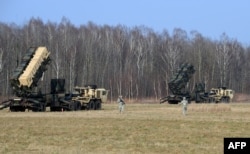 Американские военнослужащие устанавливают ЗРК Patriot на полигоне в Сохачеве, Польша, 21 марта 2015 года.
