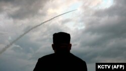 Лідер КНДР Кім Чен Ин спостерігає за одним із попередніх запусків ракет, 31 липня 2019 року