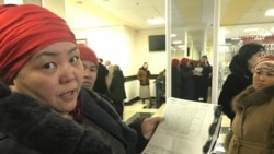 Одна из собравшихся женщин показывает журналисту Азаттыка свои документы. Шымкент, 22 января 2020 года.