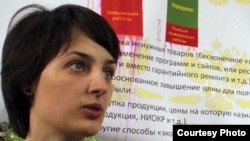 Елена Костюченко, собственный корреспондент газеты "Новая газета", лауреат оппозиционной премии "Свобода". 