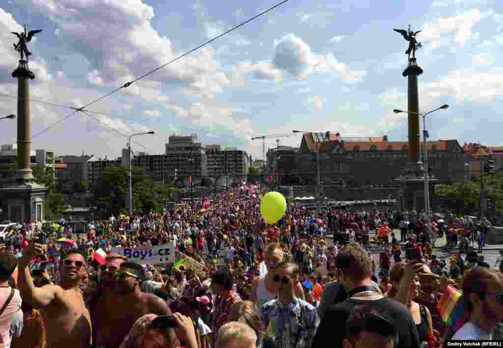 Участники шествия поднимаются на Летенский холм, где когда-то стоял памятник Сталину