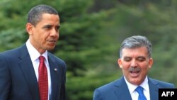 Turkish President Abdullah Gul (right) with his U.S. counterpart Barack Obama in Ankara