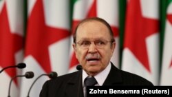 عبدالعزیز بوتفلیقه، رئیس جمهور پیشین الجزایر که در سن ۸۴ سالگی درگذشته است.