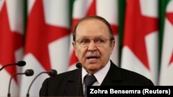 آرشیف، عبدالعزیز بوتفلیقه رئیس جمهور الجزایر حین سخنرانی در مراسم تحلیف بعد از انتخاب مجدد اش به‌حیث رئیس جمهور این کشور. ۱۹ اپریل ۲۰۰۹ / REUTERS/Zohra Bensemra