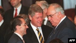 Генсек НАТО Вилли Клас (слева) совещается с президентом США Биллом Клинтоном (в центре) и канцлером Германии Гельмутом Колем в день подписания Будапештского меморандума, 5 декабря 1994 года