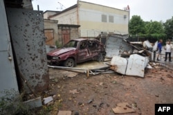Знищена машина внаслідок збройних сутичок на вулицях Луганська, 19 липня 2014 року