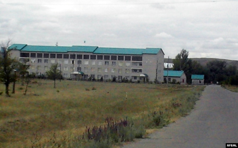 Въезд в санаторий «Чайка», где оставила Максата Айтбаева его мама. Аул имени Нокина, 10 августа 2009 года.