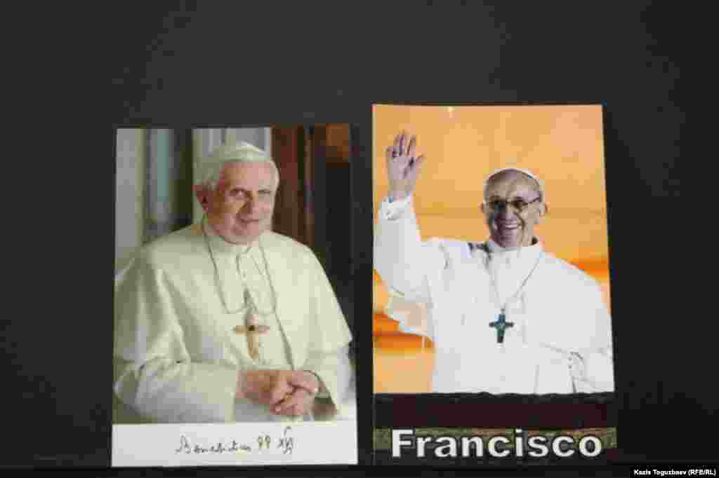 Фотографии предшествующего Папы Римского Бенедикта Шестнадцатого, подавшего в отставку, и действующего Папы Римского Франциска.