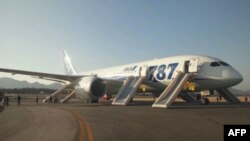 Boeing 787 авиакомпании All Nippon Airways (ANA) после аварийной посадки в аэропорту Такамацу, архивное фото