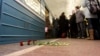 Цветы в память о жертвах теракта на станции "Лубянка" в 2010 году в Москве