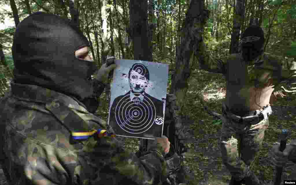 Український боєць під час вишколу зі стрільби у лісі під Києвом, 11 вересня 2014 року &nbsp;