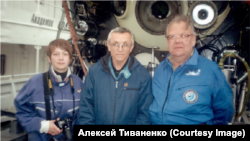 А. Тиваненко у батискафа (крайний справа)