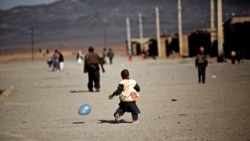 آرشیف، کودک مهاجر افغان در یک کمپ در ایران