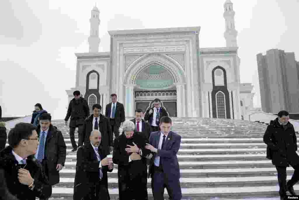 Марказий Осиё пойтахтлари орасида энг шимолда жойлашган Остона Жон Керрини совуқ об-ҳаво ва ўткир шамол билан қарши олди. Ноябр ойи бошларида бу ерларда қор ёғиши ва бўроннлар — одатий ҳолат. Ахборот агентликлари архивларида Керрининг қўлини пальтосига ўраб, совуқдан ҳимояланаётгани акс этган суратлар сақланиб қолган — Керри бу суратларда Қозоғистонга ташрифи чоғида зиёрат қилган масжид олдида турганини кўриш мумкин.