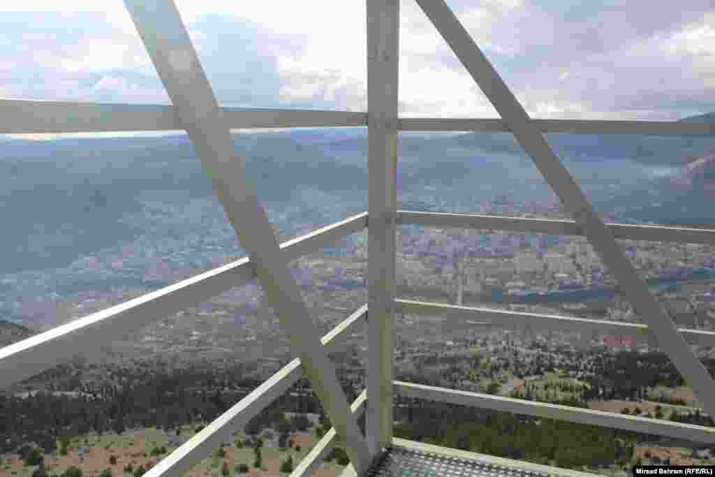 Поглед од стаклената патека на Мостар од &bdquo;птичја перспектива&ldquo;