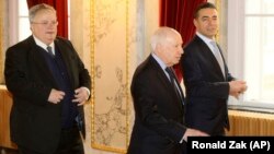 Greek Foreign Minister Nikos Kotzias (left), UN envoy Matthew Nimetz (center), and Macedonian Foreign Minister Nikola Dimitrov arrive for talks in Vienna on March 30.