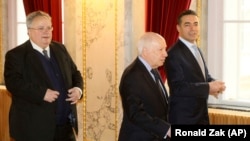 Шефовите на дипломатиите на Македонија и на Грција Никола Димитров и Никос Коѕијас со медијаторот на Обединетите нации Метју Нимиц, Виена 30.03.2018.