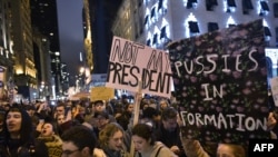 Više hiljada ljudi, uključujući brojne studente, organizovali su nove proteste u više američkih gradova 