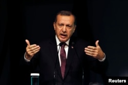 Президент (тогда еще премьер) Турции Реджеп Эрдоган выступает в Стамбуле на международном симпозиуме по вопросам политики в области производства и потребления алкоголя (2013)