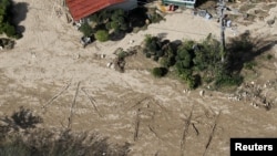 Надпись на земле "воды и еды" в пострадавшем от тайфуна районе. Япония, 15 октября 2019