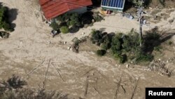 Надпись на земле «воды и еды» в пострадавшем от тайфуна районе. Япония, 15 октября 2019 года.