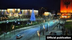 Pamje e Tiranës me dekorimet për festat e fundvitit