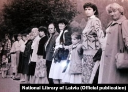 Світлина з виставки, присвяченої 30-річчю «Балтійського шляху», в Латвійській національній бібліотеці