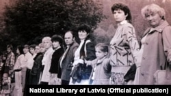 Фото с выставки, посвященной 30-летию "Балтийского пути", в Латвийской национальной библиотеке
