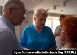 атьяна Тимочко (в центре) беседует с активистами Мариуполя