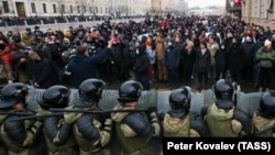 Az orosz Készenléti Rendőrség áll szemben az ellenzéki tüntetőkkel a szentpétervári kormányépület előtt 2021. január 31-én