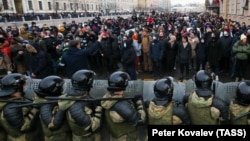 ОМОН охраняет территорию у здания Законодательного собрания Санкт-Петербурга во время акции в поддержку Алексея Навального. 31 января 2021 года. 