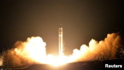 Hwasong-15 континент аралык баллистикалык ракетасы сыналган учур. 29-ноябрь, 2017-жыл.