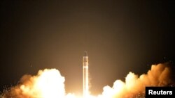 Hwasong-15 континент аралык баллистикалык ракетасы сыналган учур. 29-ноябрь, 2017-жыл.