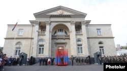 Armenia -- Prime Minister Nikol Pashinian speaks at an official ceremony outside the presidential palace in Yerevan, September 21, 2019.