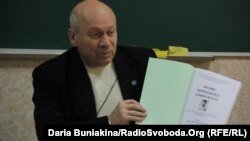 Завідувач кафедри української літератури і компаративістики ЧНУ Володимир Поліщук показує вісник університету, присвячений Світлані Китовій