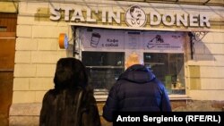 Iosif Stalin a condus Uniunea Sovietică timp de 28 de ani, dezvoltând un cult al personalității și un regim brutal. Proaspăt deschisa shaormerie din Moscova ce-i poartă numele a fost închisă, însă, după numai o zi.