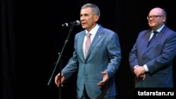 Tatar President Rustam Minnikhanov meets with activists from Uzbekistan's Tar diaspora on September 24. 
