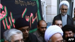 Ирандын "адам укуктарынын атасын" жерге берүүгө оппозиция лидери Мир Хоссеин (солдо) келди.