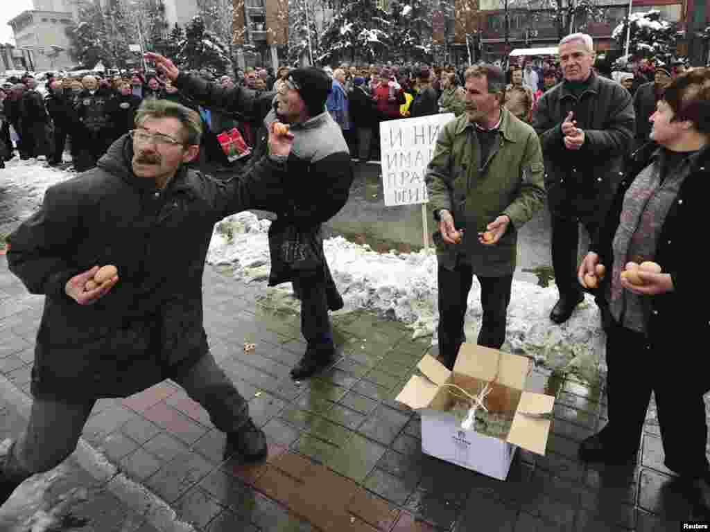 Безробітні кидають яйця під час акції протесту перед будівлею уряду у столиці Македонії Скоп'є