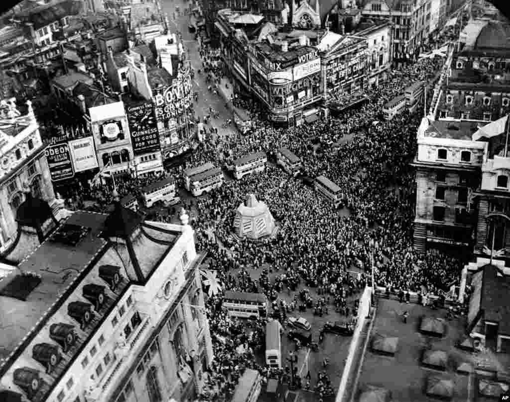 Crowds gather at London&rsquo;s Piccadilly Circus. The structure at center is a covering for the pedestal of the famous Shaftesbury Memorial Fountain to protect it from Nazi bombing raids.