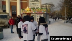 Активисты групп в социальных сетях, требующих расследования убийства Ивана Климова, раздают листовки с призывом прийти на сход 11 декабря