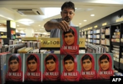Книга Малалы Юсуфзай в индийском книжном магазине. Октябрь 2013 года