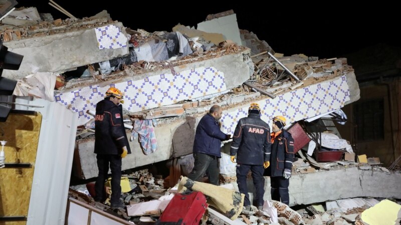 Во земјотрес во Турција најмалку 20 мртви, а над 1000 повредени