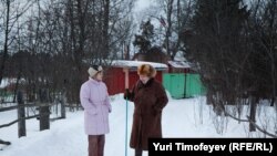 Марина Салье (справа) украшала свой дом в деревне российским флагом