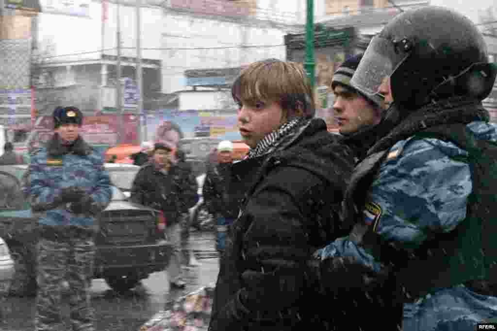 Задерживали даже юношей, в чьем совершеннолетии можно было усомниться