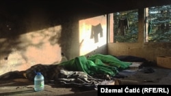 Migranti spavaju u vrećama u prostorijama napuštene fabrike Krajinametal kod Bihaća, oktobar 2020.