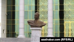 Памятник Мяликгулы Бердымухамедову, отцу президента Туркменистана Гурбангулы Бердымухамедова, в селе Изгант.