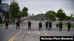  Forțele de ordine, blocând strada din apropierea sediului poliției din Minnesota, 29 mai 2020
