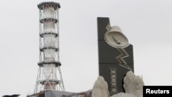 Памятник ликвидаторам аварии на Чернобольской АЭС, установленный возле 4-го реактора станции.